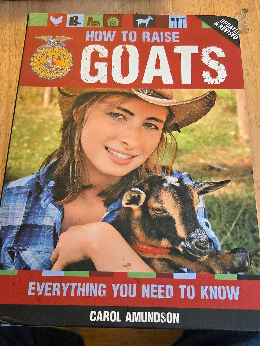 Voyageur Press How to Raise Goats: Everything You Need to Know Guide Book